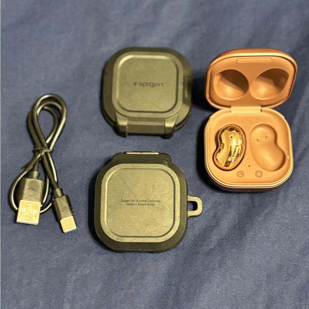 Samsung Live Wireless Left Earbud in Rose Gold with Accessories